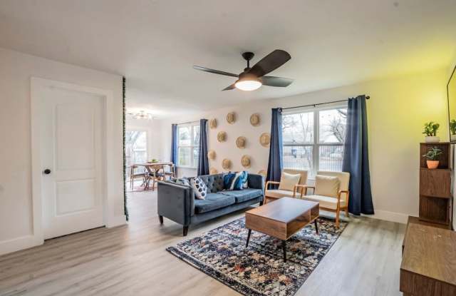 3 Bed / 2 Bath Home with Garage & Fenced Yard in Southeast Austin Gallery 1