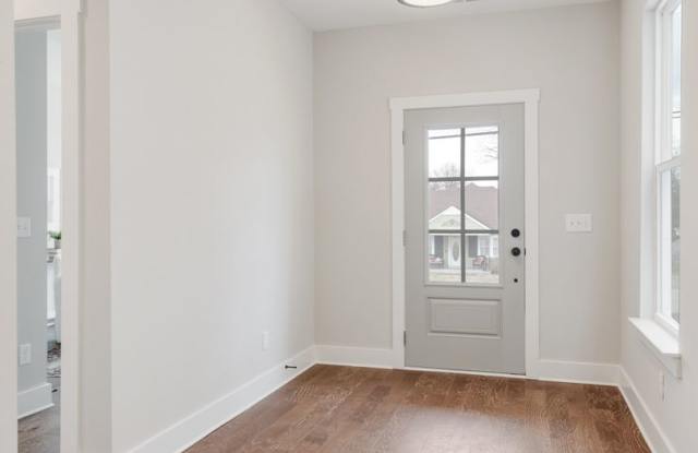 Beautiful Charlotte Park Townhome With Two Car Garage Gallery 3