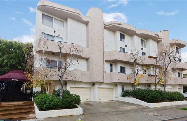 COMPLETELY UPDATED SHERMAN OAKS TOWNHOME! - 15024 Moorpark Street, Los Angeles, CA 91403