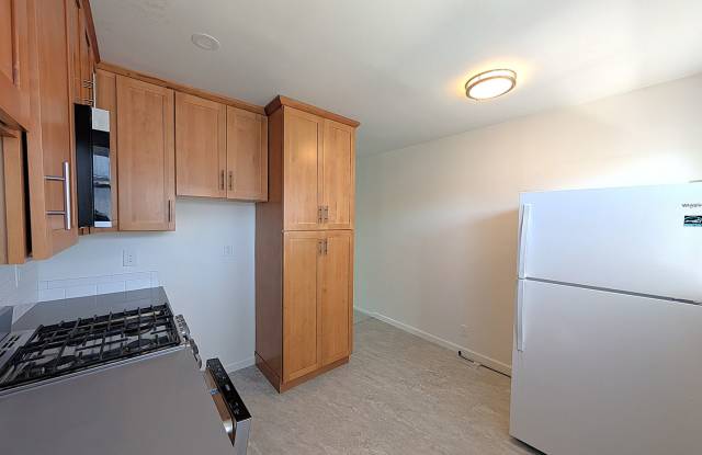 Spacious 2 Bedroom, Freshly Painted, Updated Kitchen Gallery 3