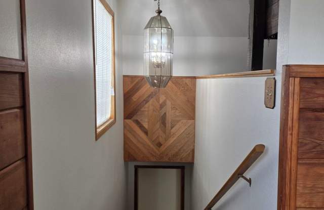 CHARMING 2 BEDROOM APARTMENT IN THE HEART OF REEDSPORT OREGON! Gallery 3