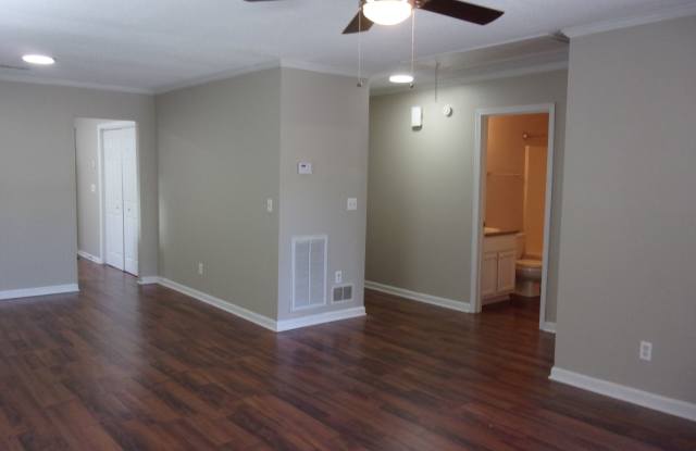 2 Bedroom 2 Bath Duplex near Cherry Park Gallery 4