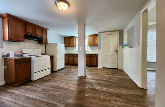 Spacious 4bd house | Laundry hooks ups | Driveway photos photos