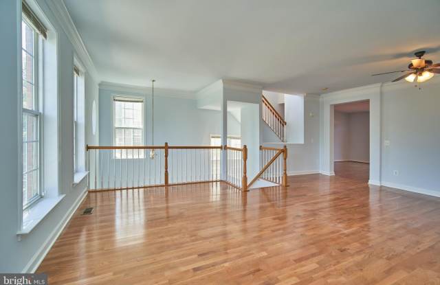 19147 COMMONWEALTH Terrace Gallery 4