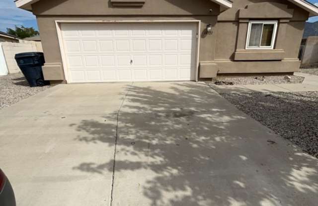 3 Bedroom, 2 Bathroom Home! Schedule a Showing! Gallery 1