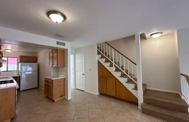 Calabasas 2+3 with bonus room located in a great community Gallery 4