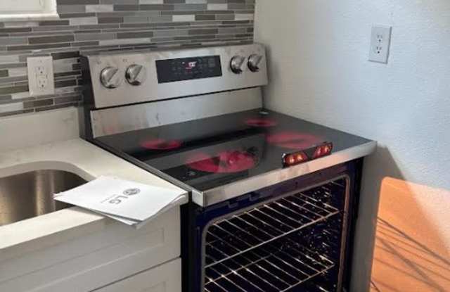 Charming and fully renovated 1-bedroom, 1-bath ADU for Lease!! Landscaping/Water Included Gallery 3