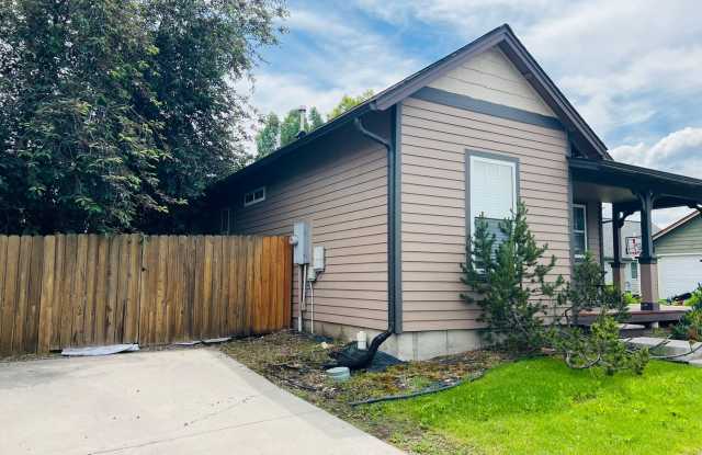 Centrally Located - 3 Bed - 2 Bath - Fenced Yard Gallery 3
