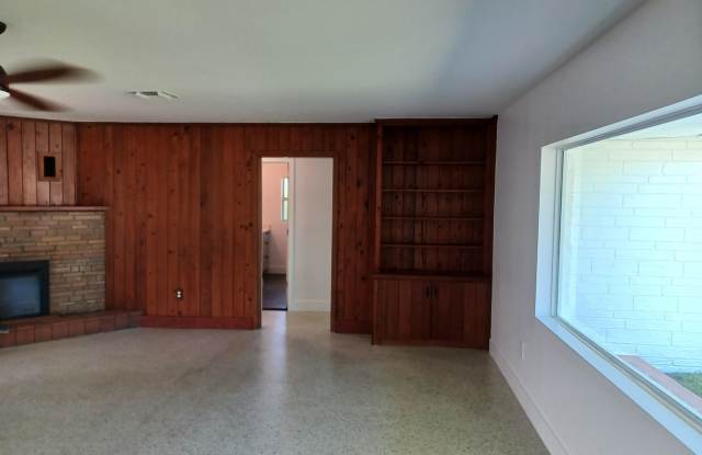 Coming Soon: NEWLY RENOVATED: STUNNING 3 BEDROOM / 2 BATHROOM, FENCED YARD, CORNER LOT, GREAT FAMILY NEIGHBORHOOD Gallery 4