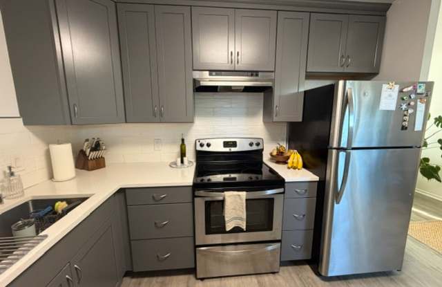 Very clean stylish condo - Great Location Gallery 3