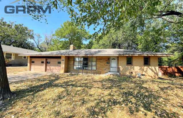 Spacious 2 Bedroom With Attached Garage - 424 West 23rd Avenue, Hutchinson, KS 67502