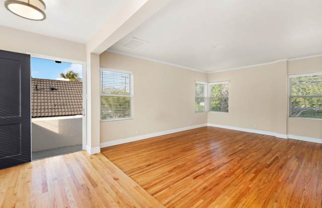 Charming 1 Bed / 1 Bath Detached Unit in Prime West Hollywood – Garage, AC, In-Unit Laundry! photos photos