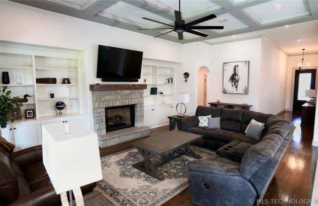 Beautiful Jenks home in Bixby Schools Gallery 3