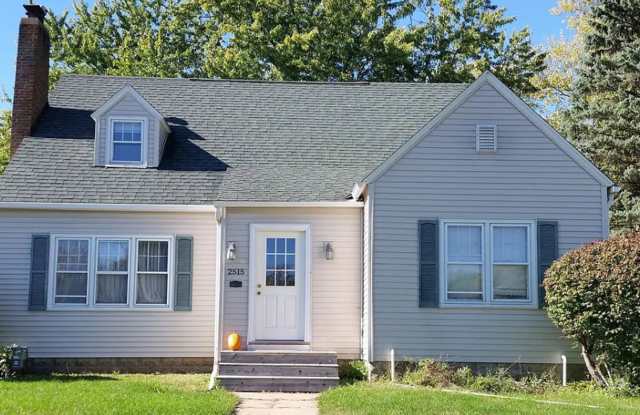 Very Spacious 4 Bedroom 2 1/2 Bath House Close to Campus! photos photos