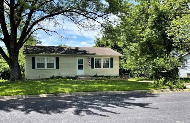 Cute 4 Bedroom Home w/ Hardwood Flooring photos photos