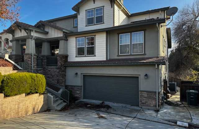 Beautiful 5 bed & 3 bath home in highly sought school district Gallery 1