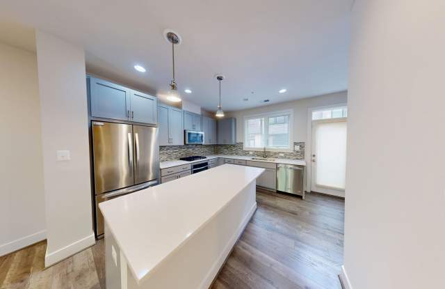Fabulous 4-Level TH! 4Bed/3.5Bath with two car garage! Gallery 4