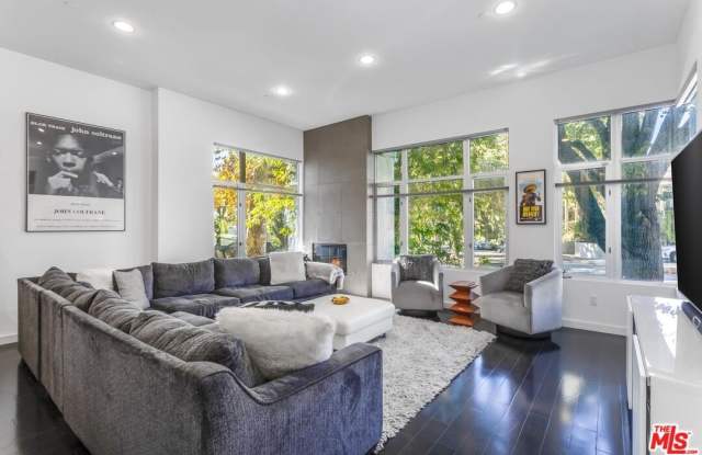 900 N West Knoll Dr unit: 3 photos photos