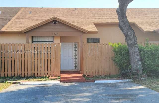 6746 NW 188th Ter photos photos