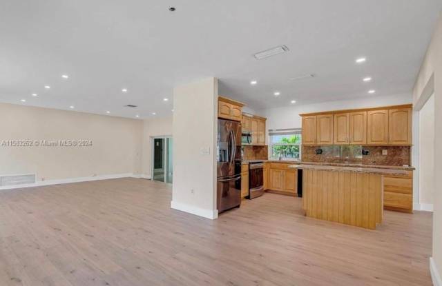 21060 NE 18th Ct Gallery 2
