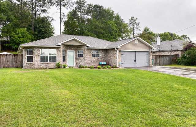 Upgraded 3 bed available in South Crestview - 215 Trish Drive, Crestview, FL 32536
