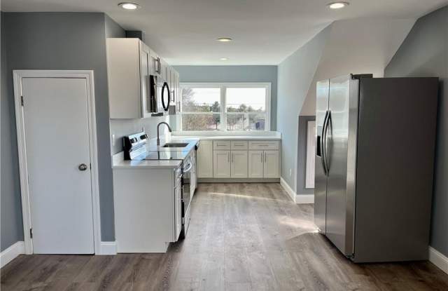 190 E Main Road unit: 3 photos photos