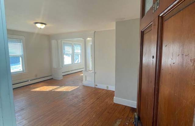 2BR/1BA, WD Hookups, Parking! photos photos