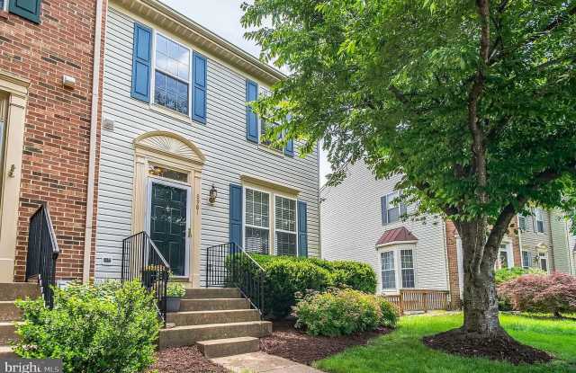 Beautiful & Comfortable 3 Bed 4 Bath End Unit Gallery 1