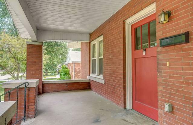 Spacious 4 Bed / 2 Bath Home with Loft & Huge Backyard – 2 Blocks from MSU! Gallery 3