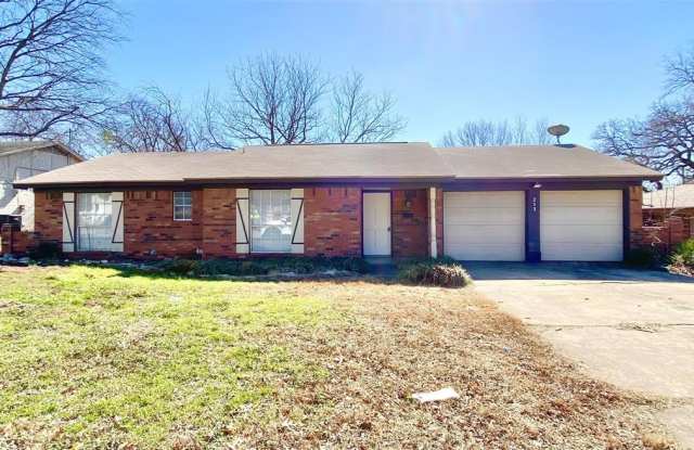213 Laura Drive - 213 Laura Drive, Burleson, TX 76028
