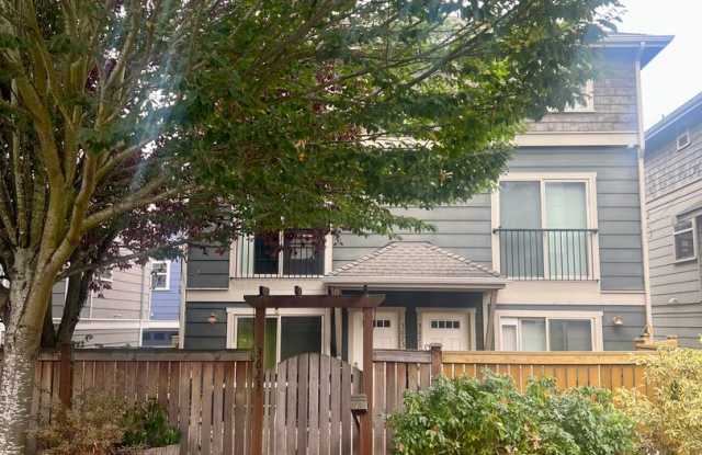 Available 1/1! Cozy townhouse in the Mt Baker neighborhood. photos photos