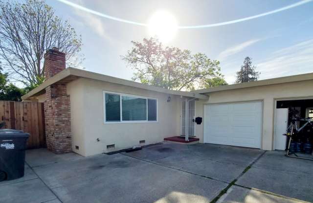 Lovely 3 bedroom 2 bath duplex with private garage and backyard photos photos