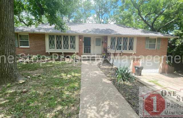 Charming 2 Bedroom, 2 Bath Duplex in Raytown, MO – Spacious Living  Finished Basement! photos photos