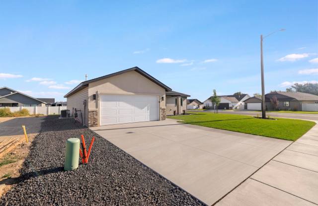 Spacious 4 bed/2 bath Rental with 2-Car Garage & Split Floor Plan Gallery 3