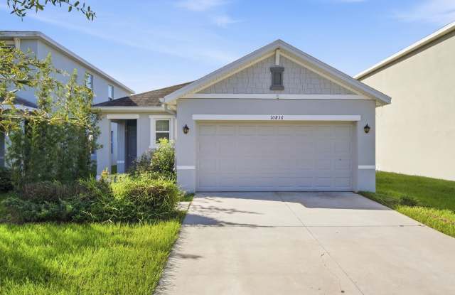 3 Bedroom / 2 Bath Home with a Fully Fenced Yard and Screened Lanai Located within the Waverly Village Community! Gallery 1