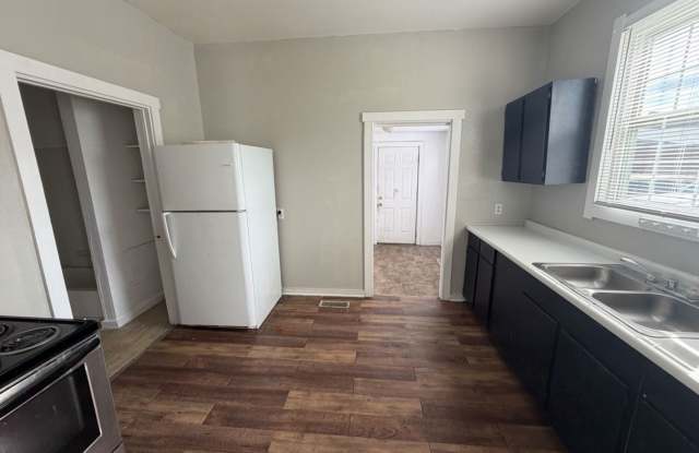 119 E 8th St - Spacious 4 Bedroom Home with historic details near Heekin Park Gallery 1