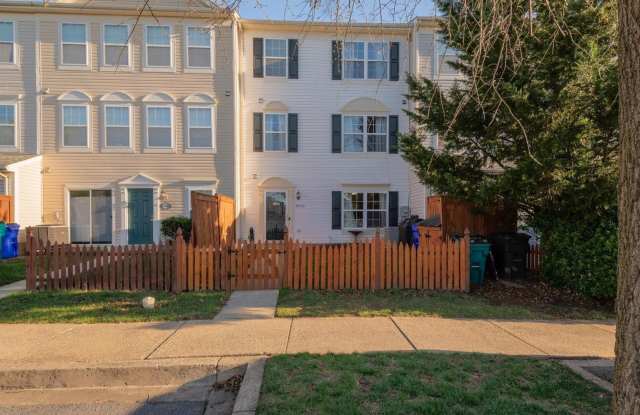 Beautifully maintained townhouse in Wellington Trace available early October! Gallery 1