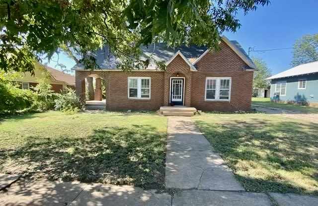 903 W Live Oak St - 903 West Live Oak Street, Coleman, TX 76834