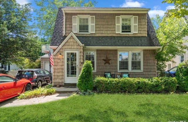 90 Cambridge Avenue - 90 Cambridge Avenue, Garden City, NY 11530