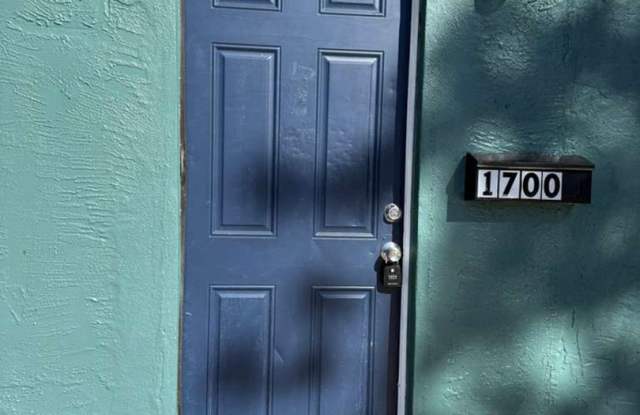 2/1 St Pete Move In Ready | Apply for FREE This Holiday Season! photos photos