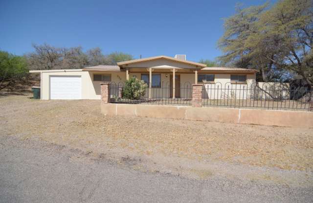 Charming Brick Construction 3 Bedroom 2 Bath House! Scenic Oracle Location! photos photos