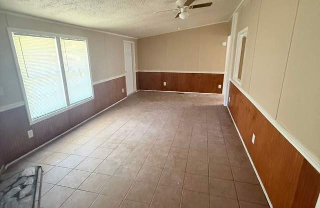 3 Bed/2 Bath Home- Under Renovations Gallery 4