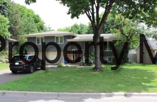 Edina Single Family Home, Hardwood Floors, 2 Car garage, Large Back Yard - 6325 Peacedale Avenue, Edina, MN 55424