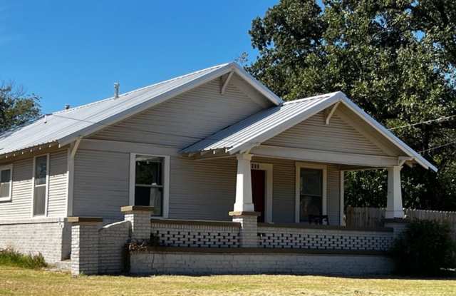 3/2 3 Blocks from Tarleton - 810 Clinton Avenue, Stephenville, TX 76401