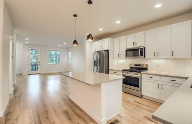 Modern 3 Bedroom townhome in Prime Location (Mountain Views!) Gallery 1
