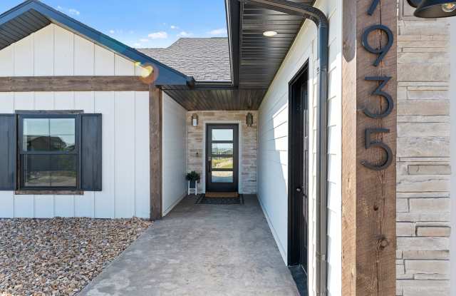 Fully Furnished Home! Gallery 3