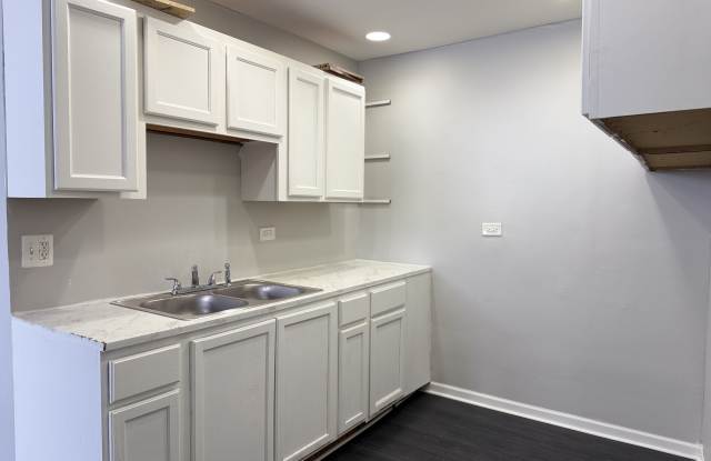 9209 South Woodlawn Avenue - 2 photos photos