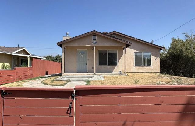 924 Columbia St. #1 | 3 Bed, 2 Bath Home in Redlands Available Now! Gallery 1