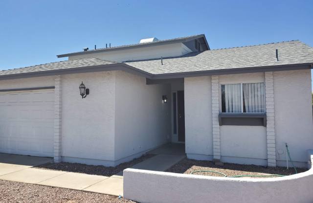 No HOA! North Phoenix 3 Bedroom Home with Large Yard & Garage photos photos