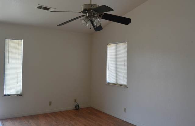 Nice home in Northwest Tulare neighborhood near schools photos photos